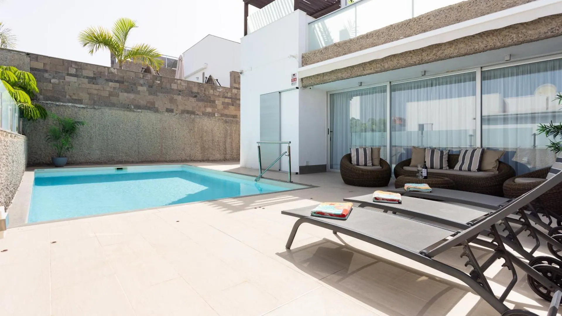 アデヘ Luxury Bkm In Playa Del Duqueヴィラ 0*,  スペイン
